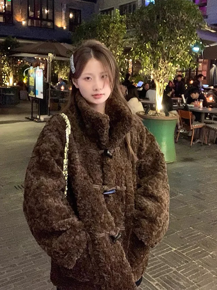 冬のレトロホーンボタンココアカラーの羊毛コート【ゆったりデザイン・エコファー・暖かい】