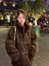 冬のレトロホーンボタンココアカラーの羊毛コート【ゆったりデザイン・エコファー・暖かい】