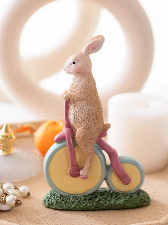 かわいい樹脂製バイクに乗るウサギのデスクトップ動物オブジェ【現代的なデザイン・子供部屋の装飾用】