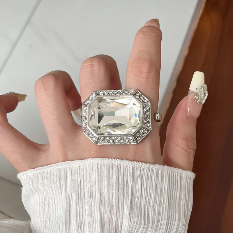 おしゃれな人が選ぶ 結婚指輪のデザイン性と価格バランスを実証する クリスタルダイヤモンドオープンリング