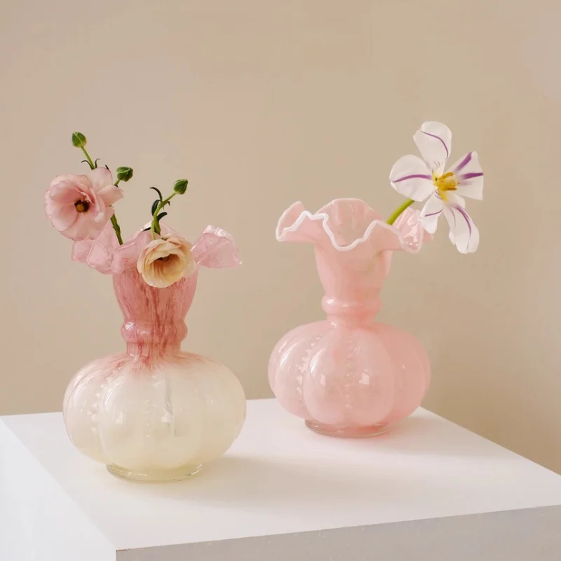 ガラスの花瓶 グラデーションデザインで空間を彩るEKU PROの手吹き花瓶