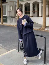 深青色のカジュアルなルーズフィットスウェットシャツとスカート【春向け・気質・ハーフスリーブ・豊か  なシルエット】（セットアップ対応）