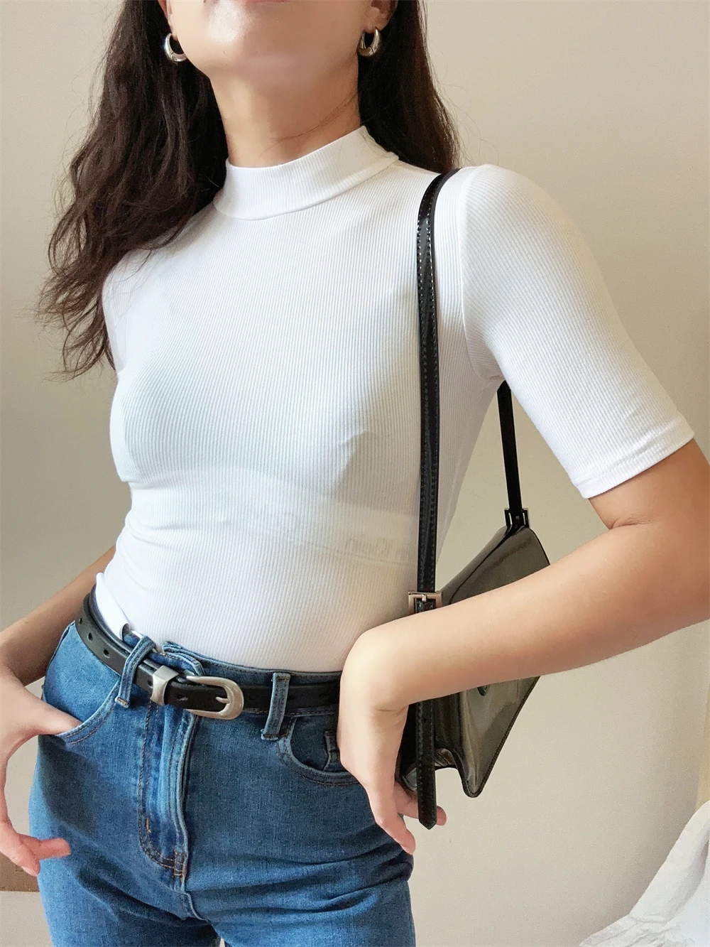 タートルネックTシャツはどう選ぶ？女性向けのシンプルなデザインが実は最強の理由