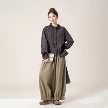 グレーのラウンドネック長袖シャツ【ドット柄・花フリルデザイン・春夏用】