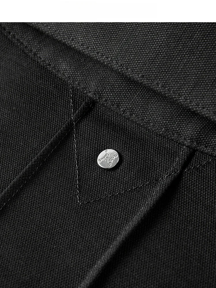 40代男性がオフィスカジュアルに必要な「きれいめシャツ」は、黒の刺繍長袖シャツで決める？