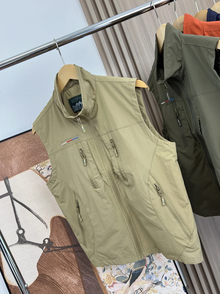 防水加工のアウトドアベスト：秋用通気性とカジュアルデザインの実用性解析