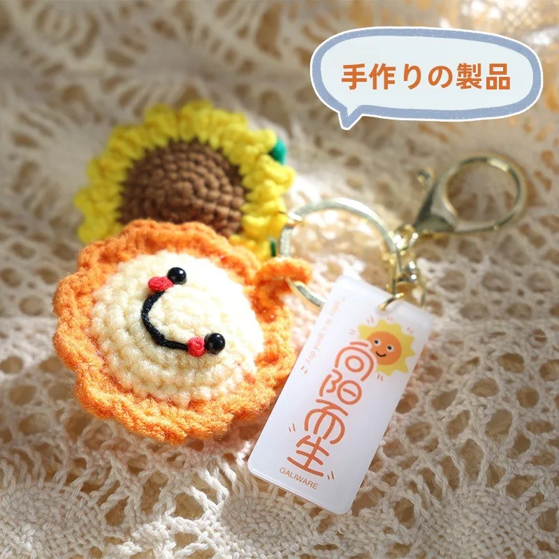 手作り編み込み毛糸のバッグチャーム：カップルや友達への簡単でおしゃれなプレゼント作り方