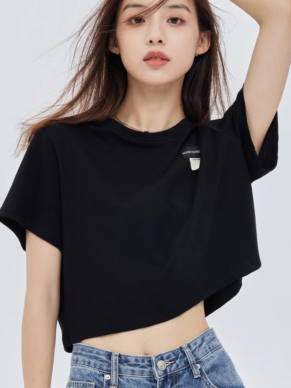 cropped t shirt はどんなときに着るべき？通勤から夏の日常まで、選び方のすべてを解説