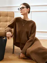 カーキ色のファッショナブルなトップスとスカート【冬用・デザイン性あり】（セットアップ対応）