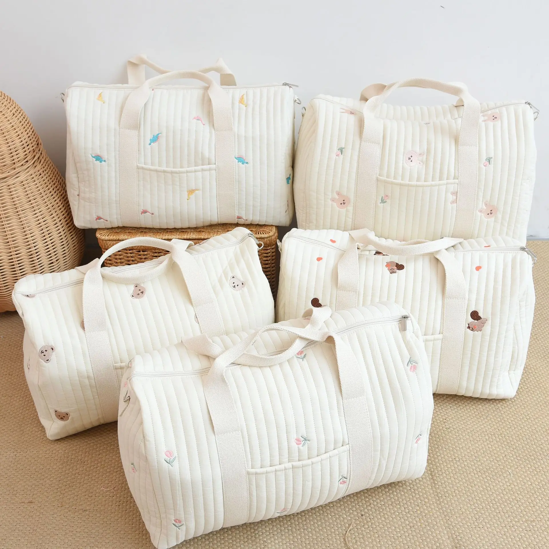 刺繍入りボストンバッグ：旅行用大容量軽量モデルの実用性と収納力