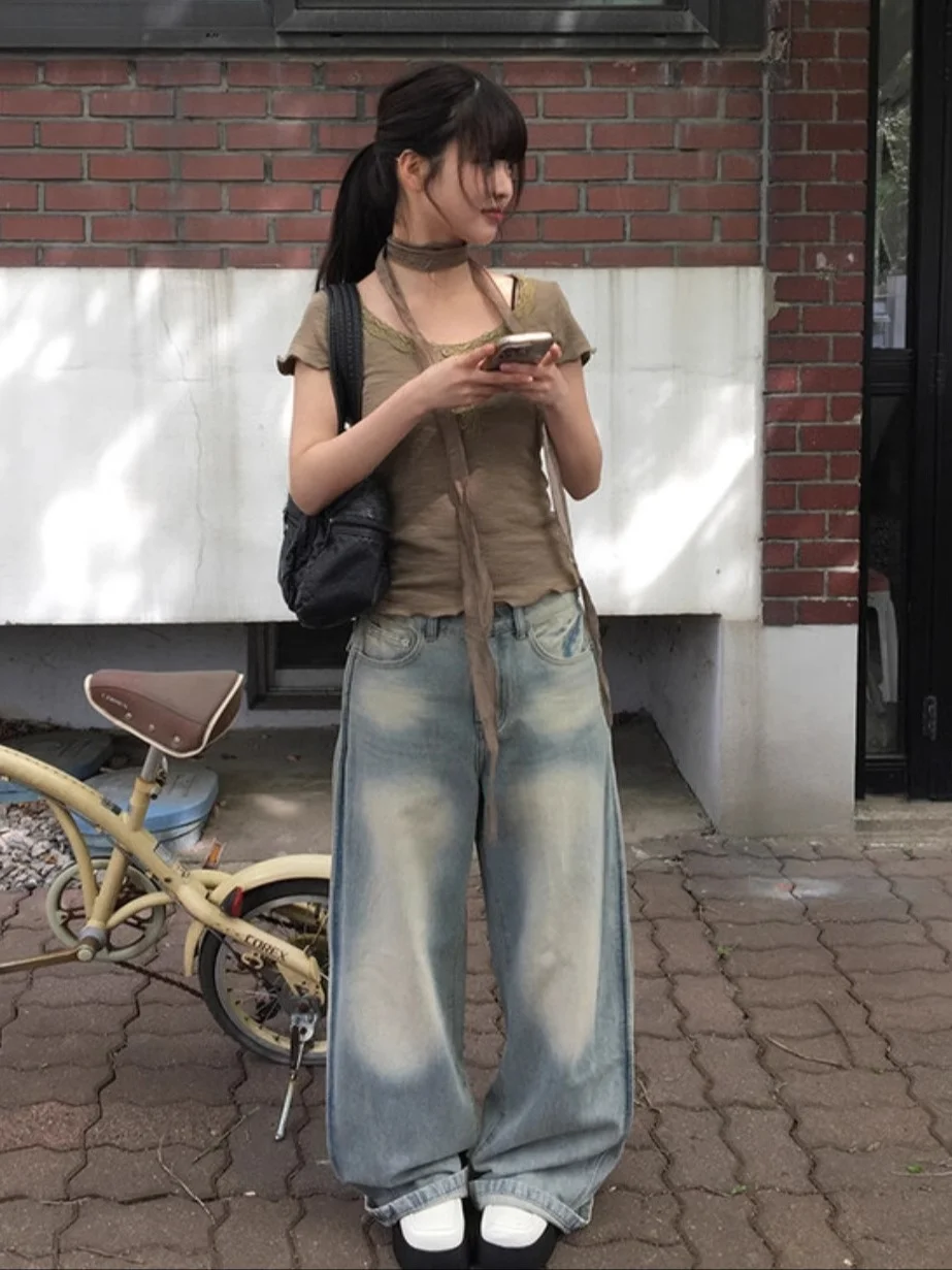 トレンドフェミニンをどう選ぶ？夏の通勤スタイルに最適な「レース切り替え半袖Tシャツとミニスカート」の本物の使い勝手とは