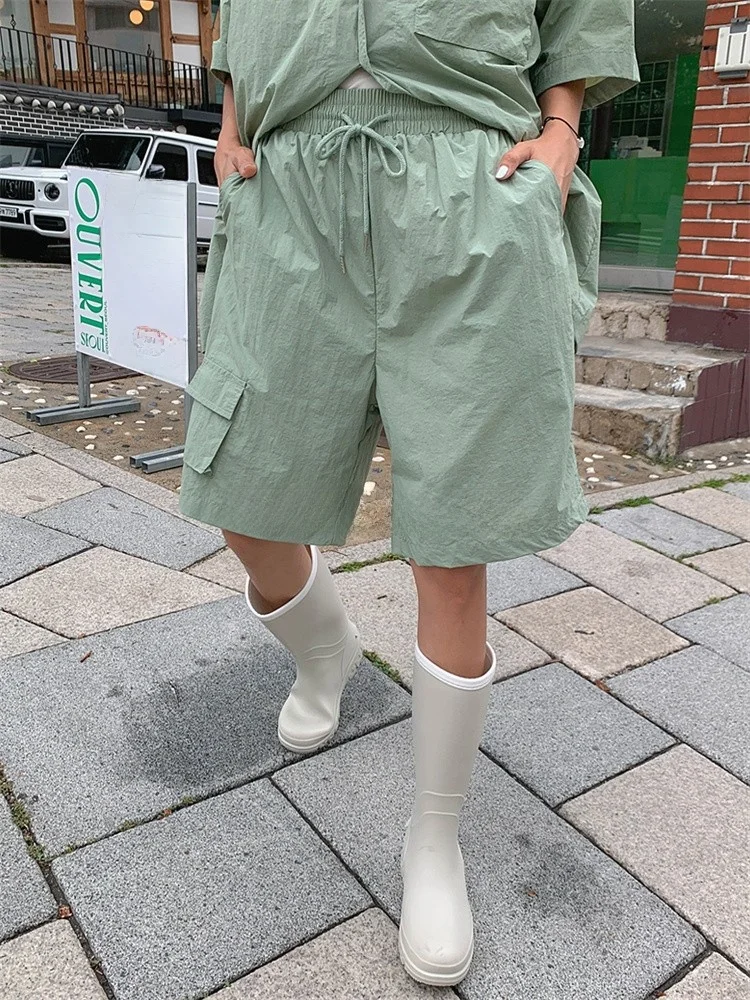 夏用防滑防水ブーツ：シンプルデザインでカジュアルな女性向けの通勤・日常使い