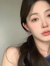 ユニークで可愛いガラス製の小さなキノコピアス【赤色・フックタイプ・個性的】