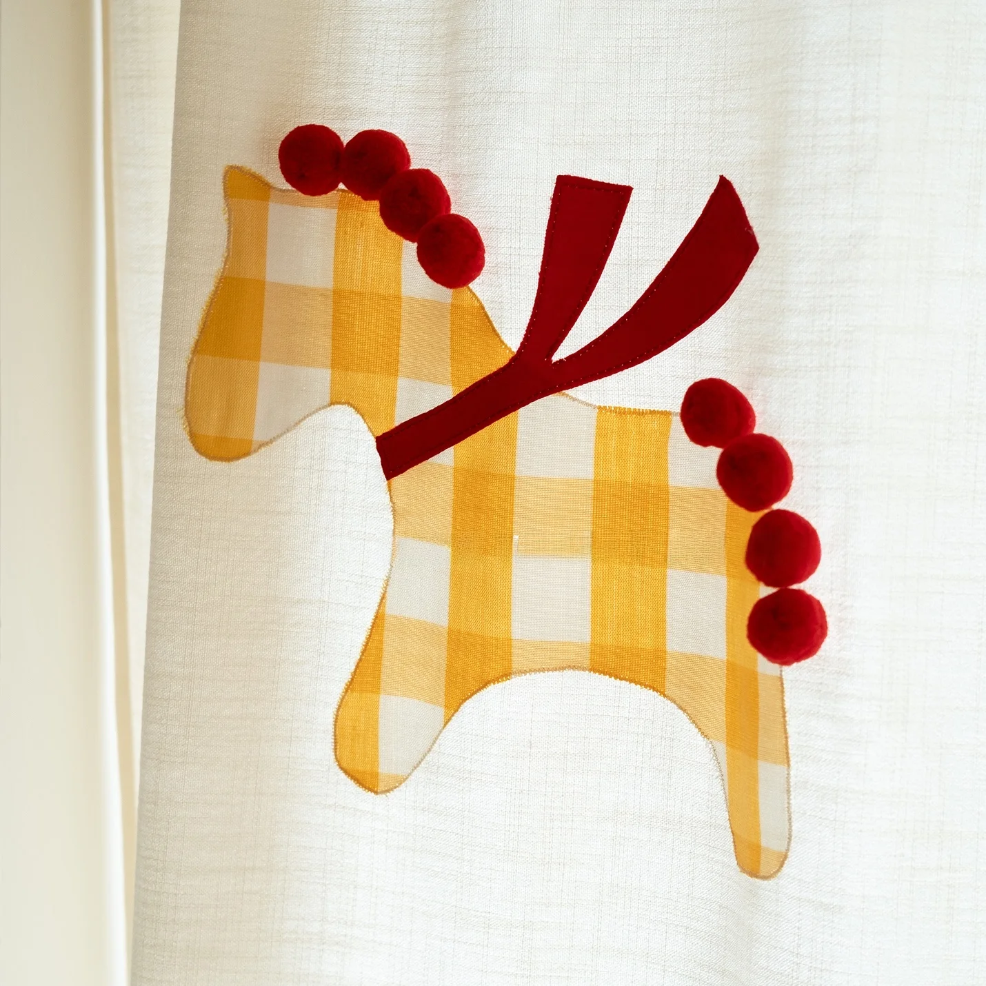 手作り布絵刺繍付きカーテン：可愛いフワフワボールデザインで空間を彩る