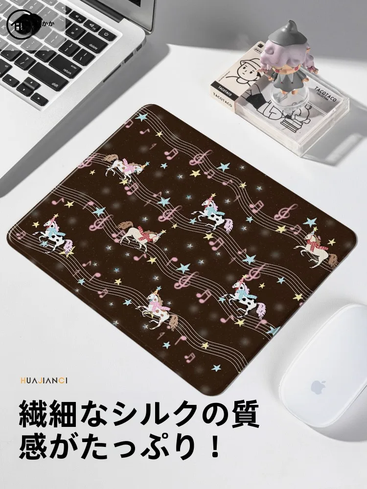 かわいい小馬デザインのハードマウスパッド：おしゃれで汚れに強いポータブルオフィスアクセサリー