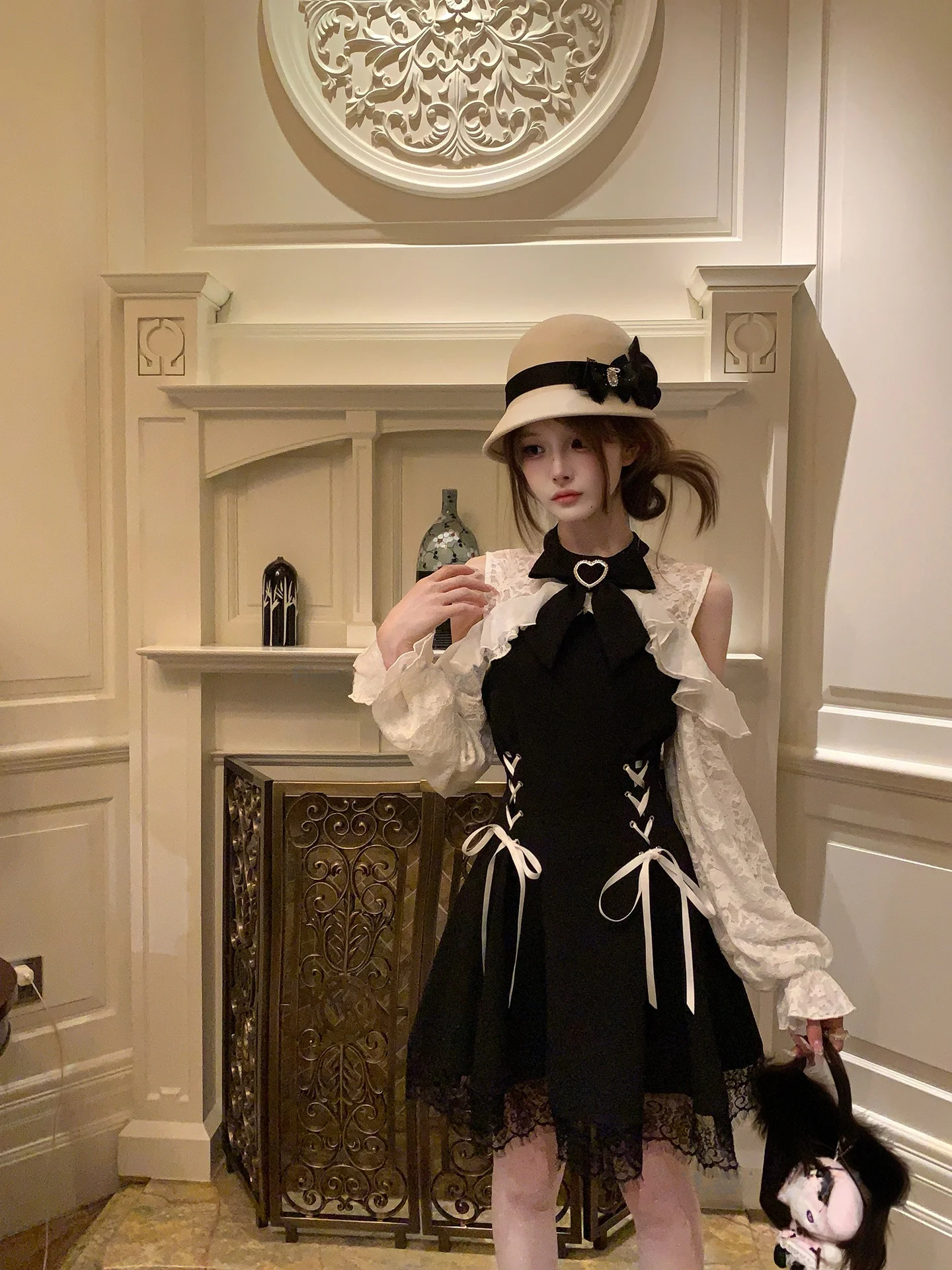秋の黒ワンピースで迷うなら、この1着が救う理由は？