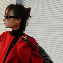 個性的なオレンジ紅の月牙型イヤリング【ファッション・カジュアル】とチューブブレスレット
