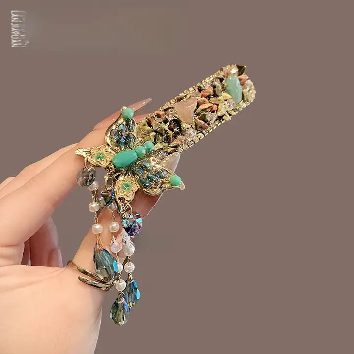 水晶バタフライデザインのヘアクリップ【流れるフリンジ・サイド用・前髪整理】
