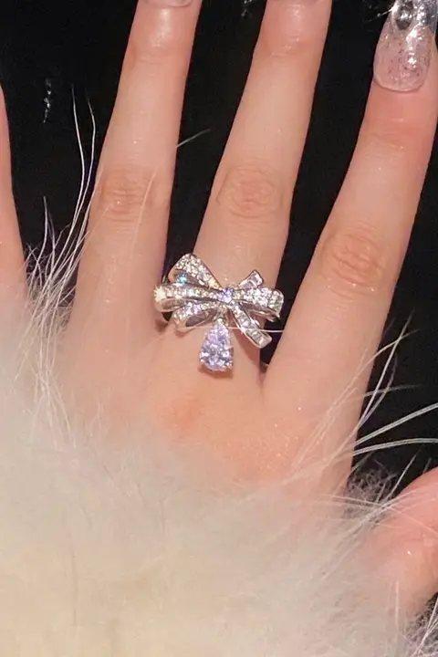 Joy 蝶結びデザインの水滴型リング【立体ラメ・軽やかで華やか】