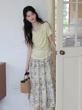 可愛い兎柄の半袖Tシャツ【ボートネック・女性用・夏用】とハイウエストスカート【美しいデザイン・エレガントスタイル】（セットアップ対応）