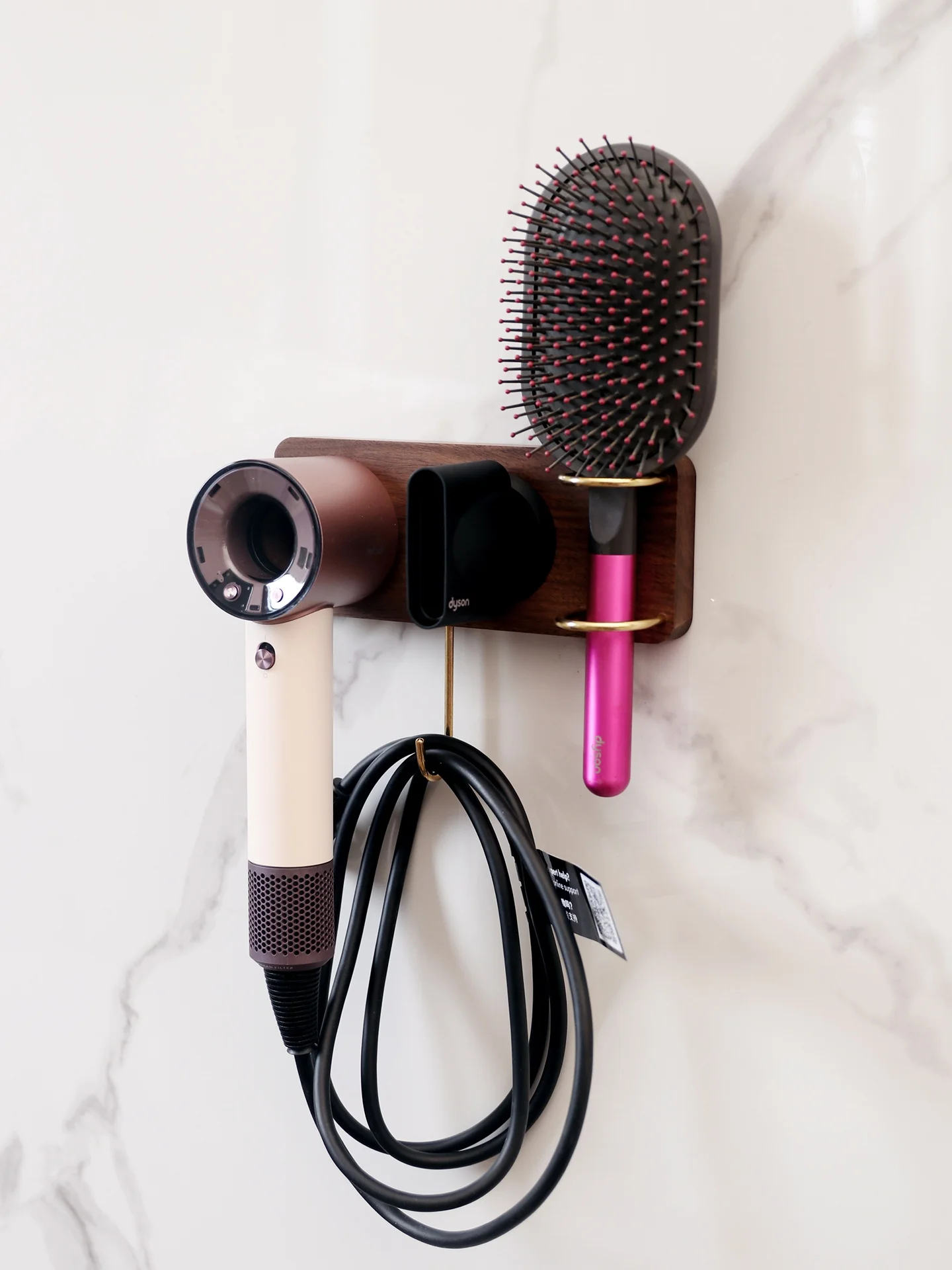 穴あけ不要！ダイソン用ドライヤー収納ラックの実用性と空間設計のバランス