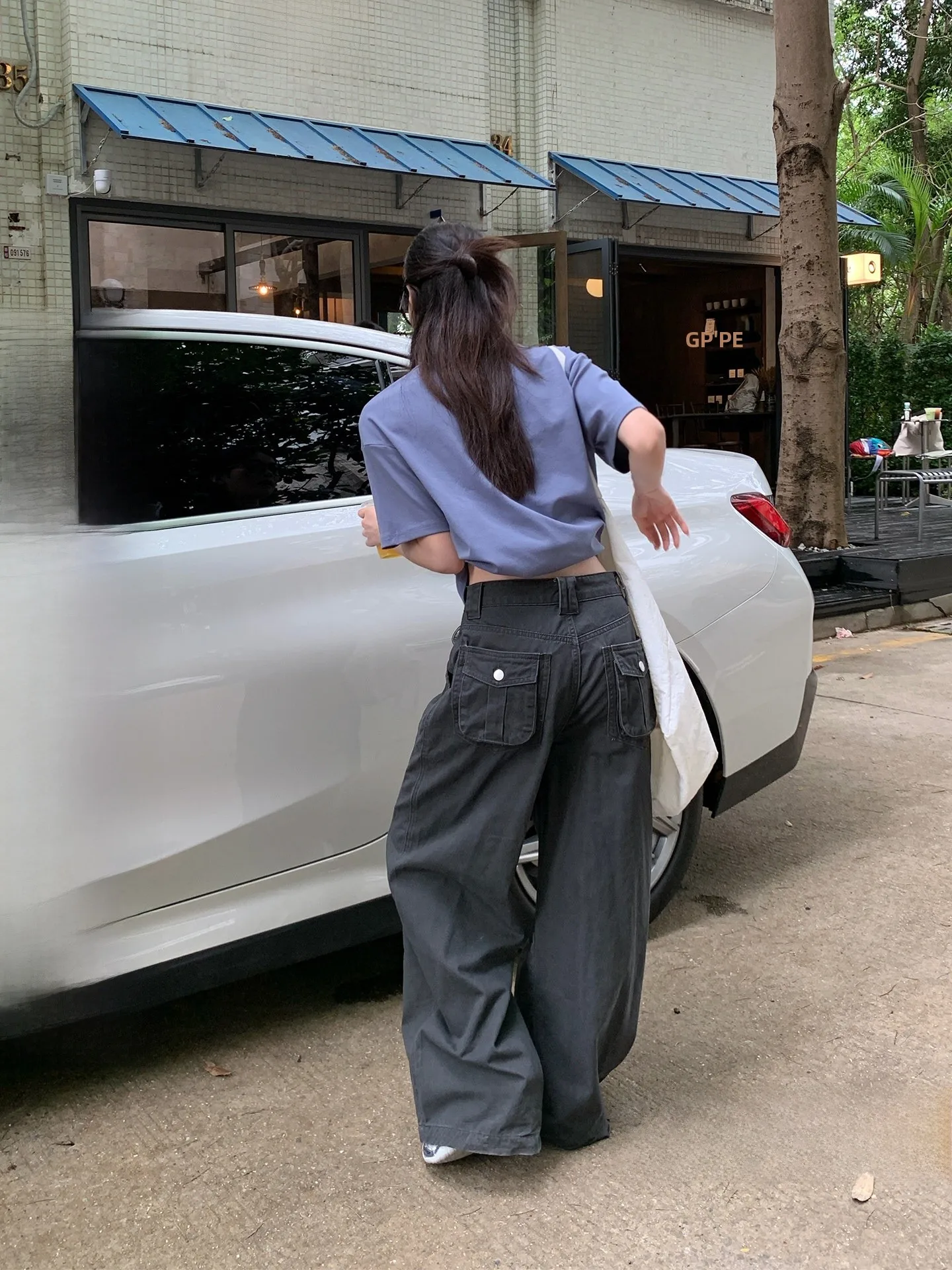 水泥グレーのワイドレッグデニムパンツ：通勤風の高腰直筒デザインが実用性を実証
