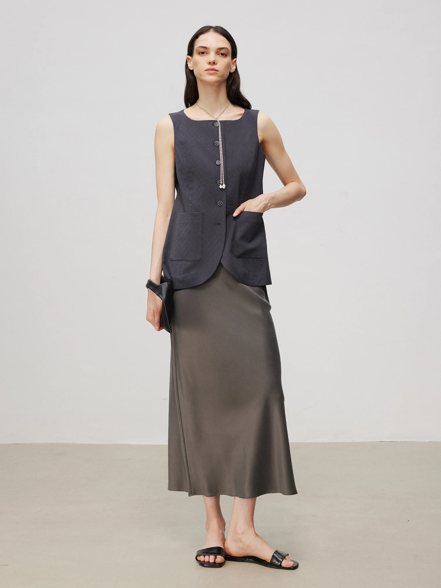 8月末に着る服の色やスタイルは？法式リラックススタイルのベストとパンツが解決する季節の悩み
