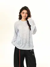 星柄ストライプのラウンドネック長袖Tシャツ【フィット・薄手・カジュアル】