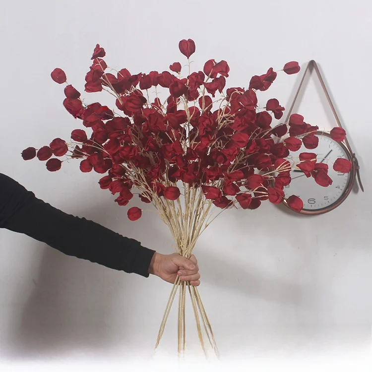 赤い花弁の造花ブーケ：灯篭果デザインで空間を彩るおしゃれな飾り方