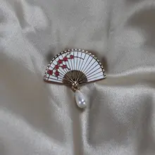 古典的な中国風扇子デザインのエナメルブローチ【淡水パール・流れる房付き・ハイフンスタイル・胸花用】
