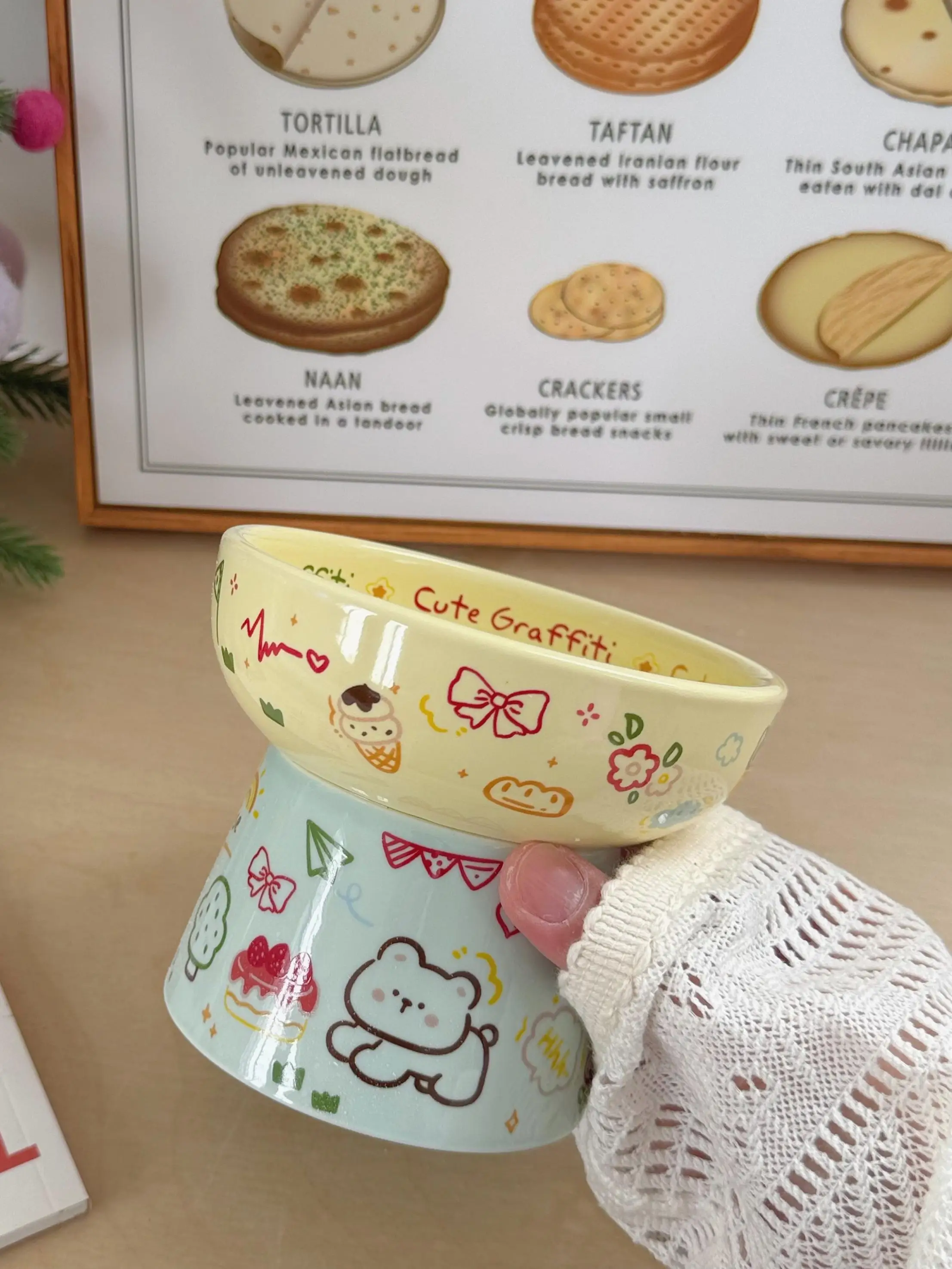 かわいい陶器製猫用食器：水飲み碗とフードボウルの高脚デザインが実用性を実現