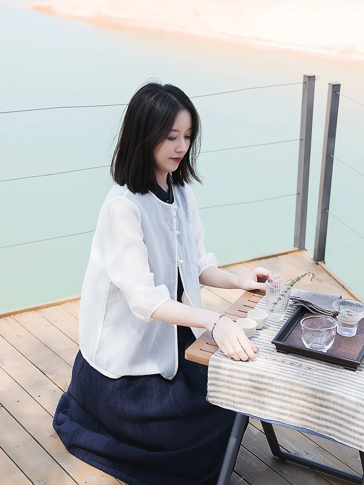 通勤の日常を彩る、白シャツとカーディガンのバランスは？