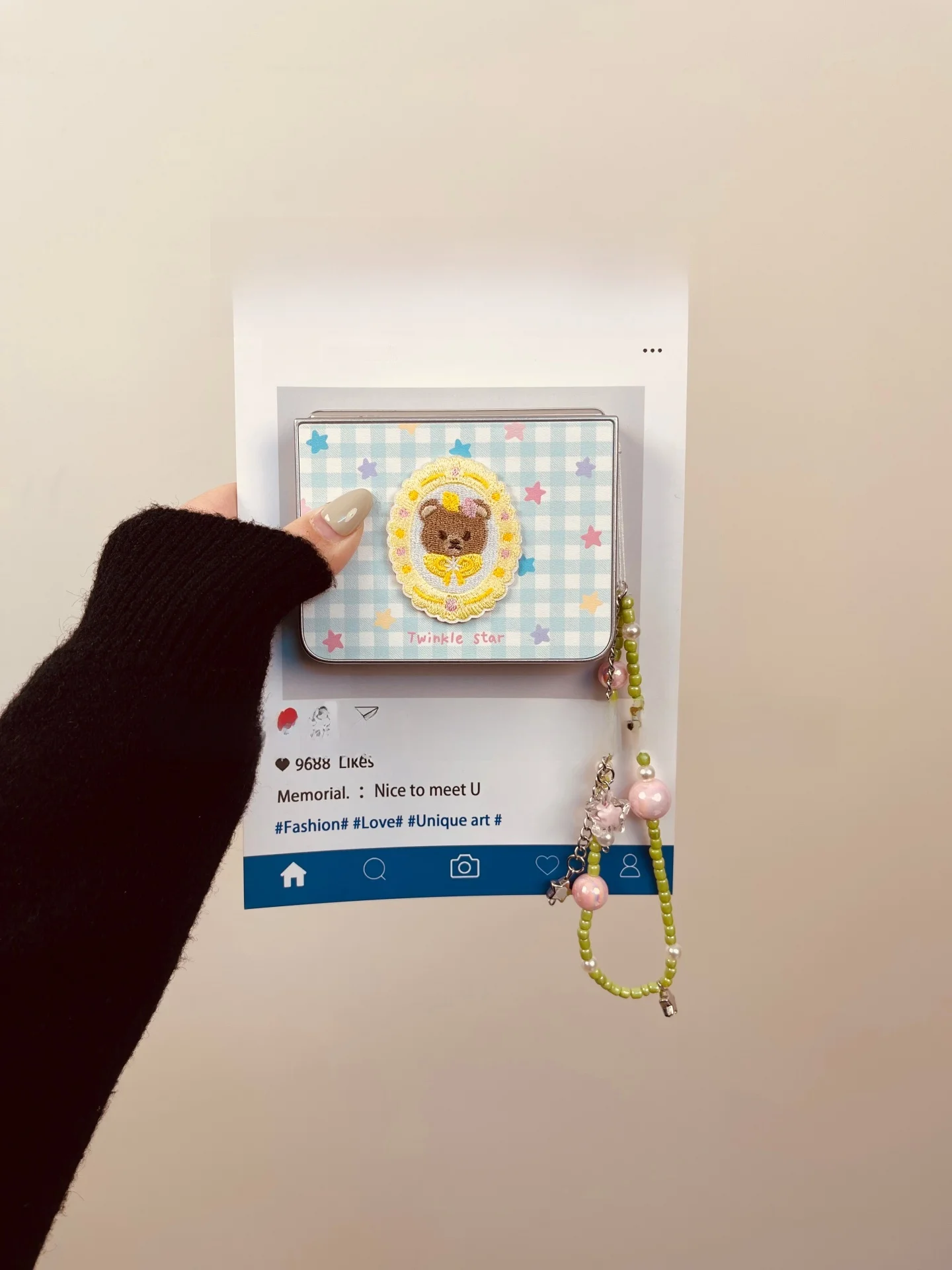 可愛い刺繍入りポケットケース：初期の携帯電話のデザインと現代スマホの違いを解説