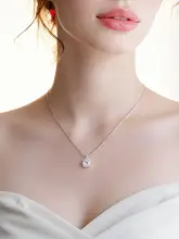 小方糖デザインのペンダントネックレス【軽やかでエレガントな印象・鎖骨ラインを美しく見せる】