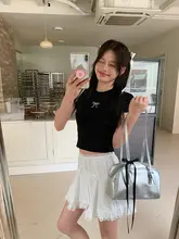 蝶結びデザインの黒い短袖Tシャツ【レディース・夏用・フィット感・ショート丈】