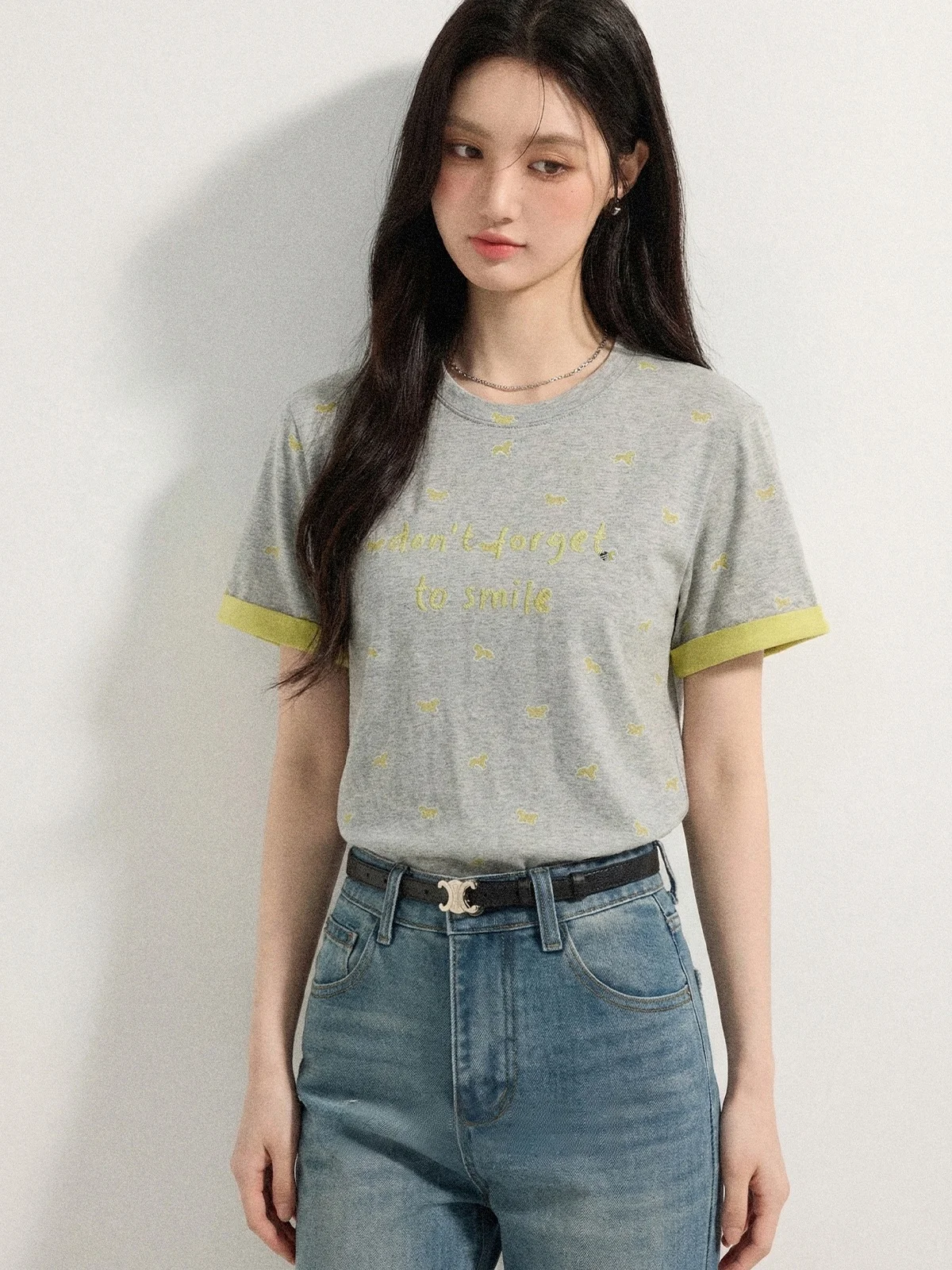 デザインにこだわったグレーTシャツで、日常のスタイルをどう変える？