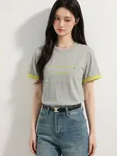デザイン性に優れたグレーのラウンドネックTシャツ【女性用・ロゴプリント・半袖・カラーブロック】