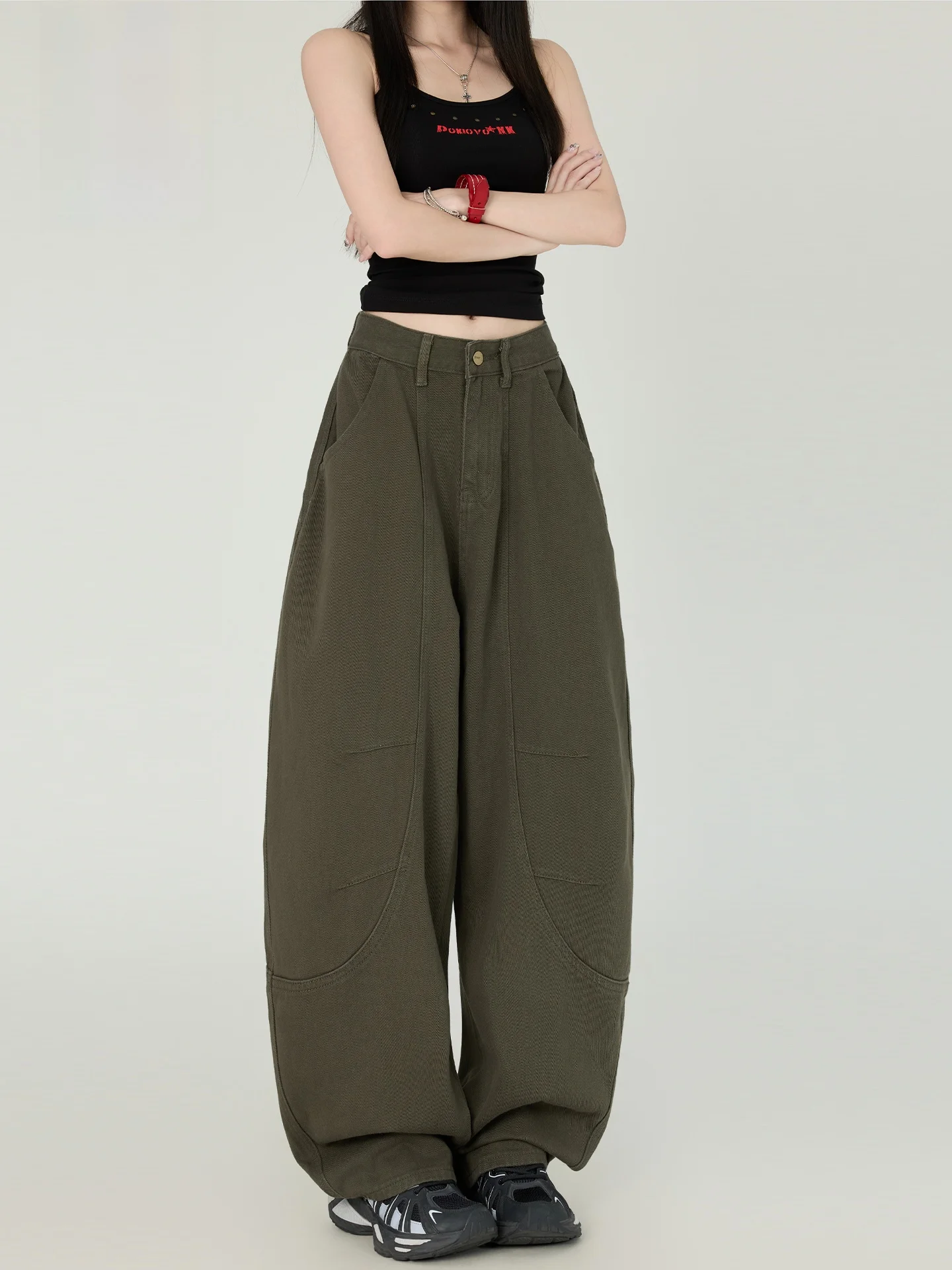 オリーブグリーンのワイドレッグデニムパンツ：オーバーサイズの定義と実際の着用シーン