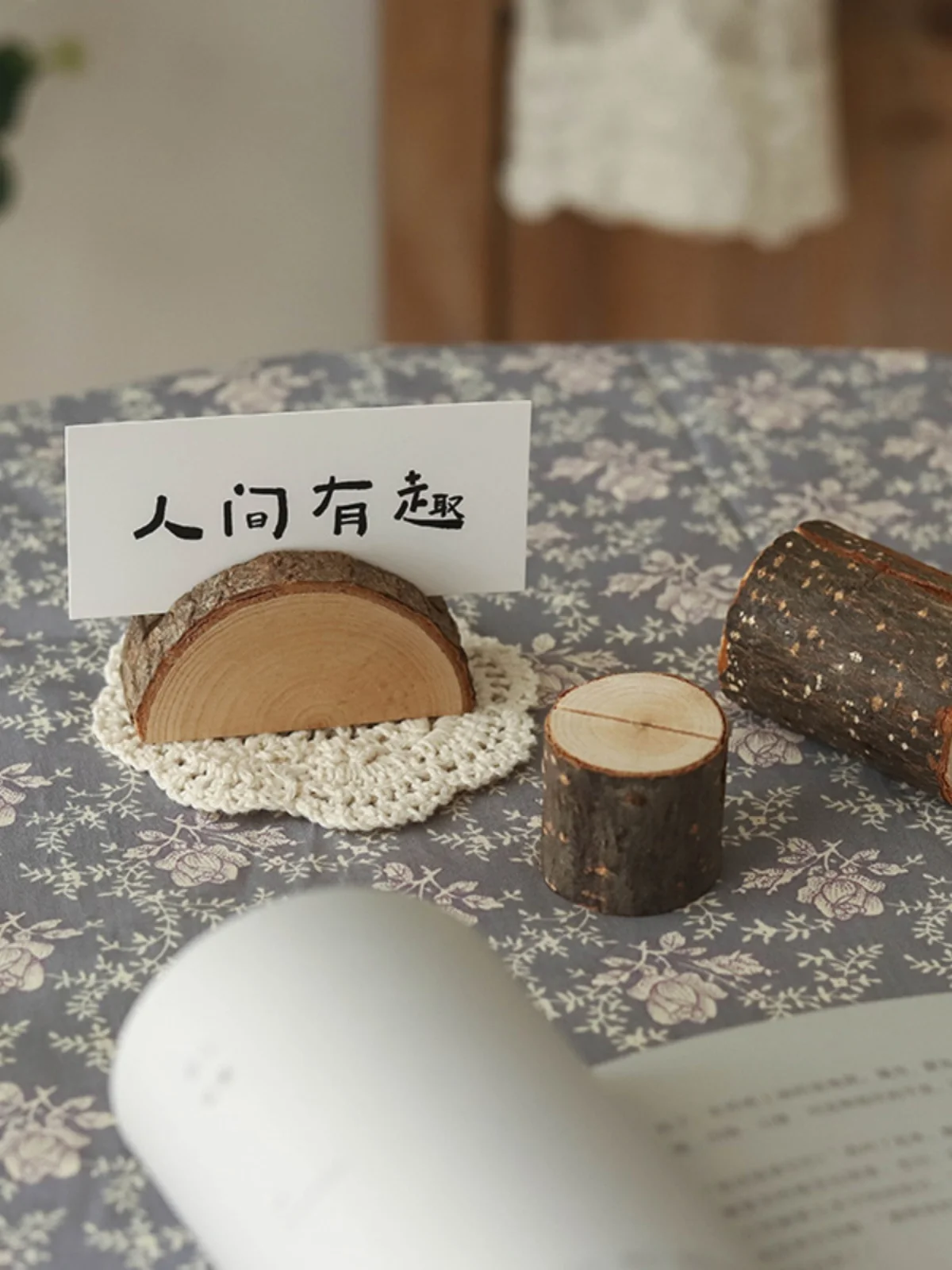 ネームプレートクリップを選ぶべきタイミングは？木製のフォトクリップが通勤やオフィスでどう活躍するのか
