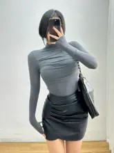 極上の柔らかさのハイネックタイトフィット長袖Tシャツ【胸元のドレープデザイン・女性用】