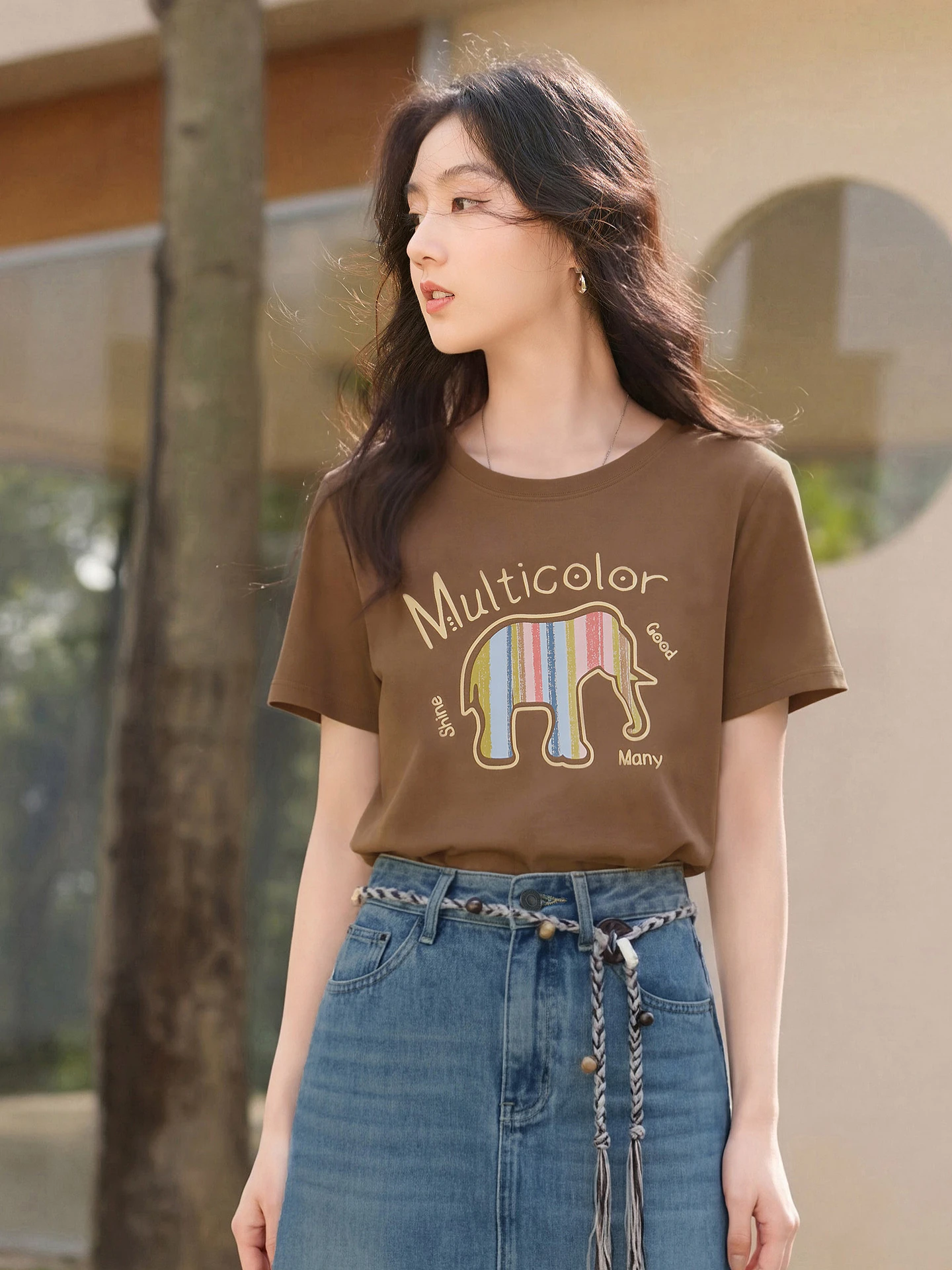 大きな象のデザインTシャツは、どんな人にぴったり？
