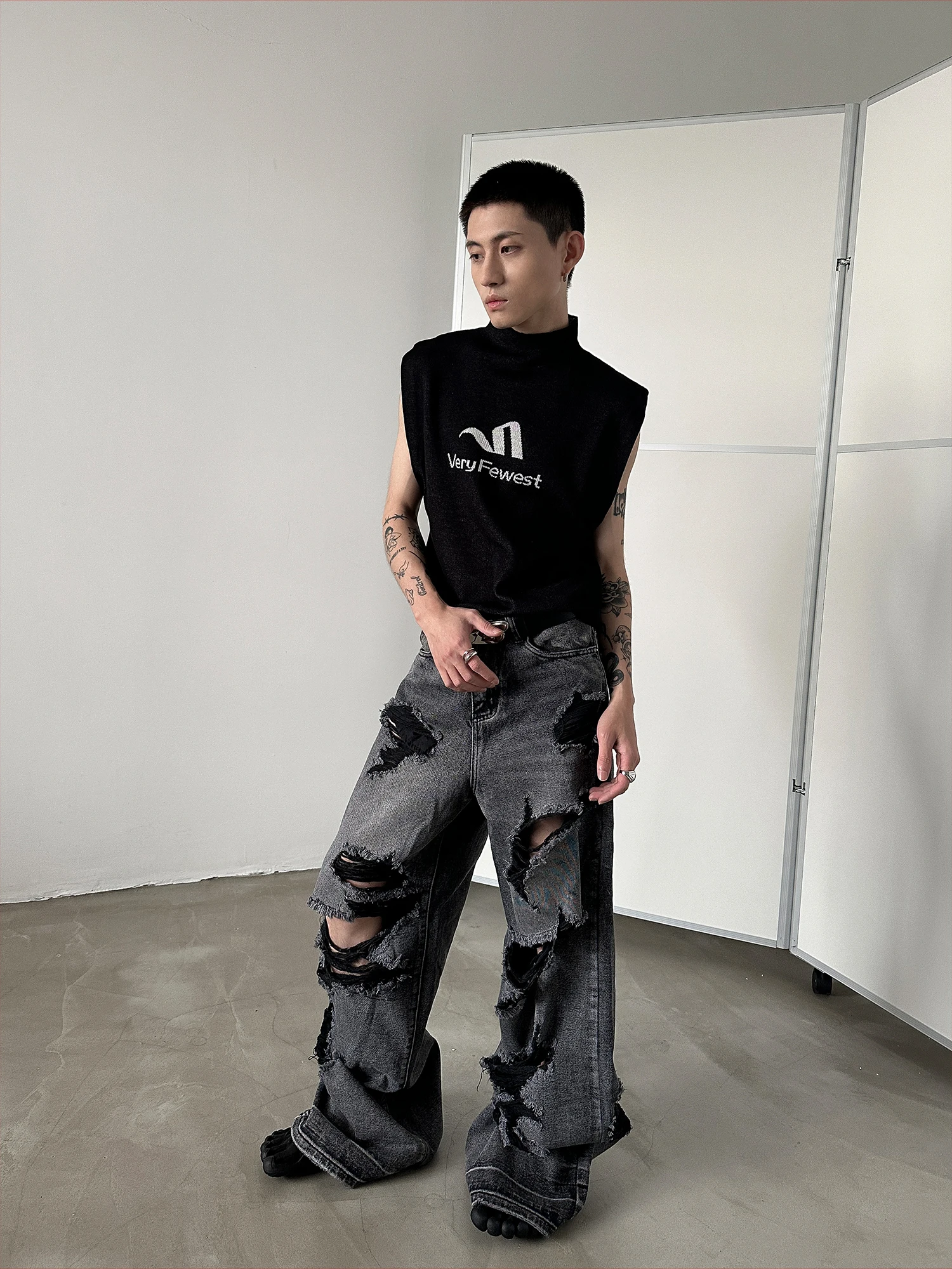 ロゴ刺繍入り立襟ノースリーブニットトップス：40代男性のカッコイイファッションに最適な夏のアイテム