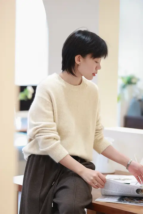 極上の柔らかさのラウンドネックニットセーター【ゆったりシルエット・ウール混・秋冬用】