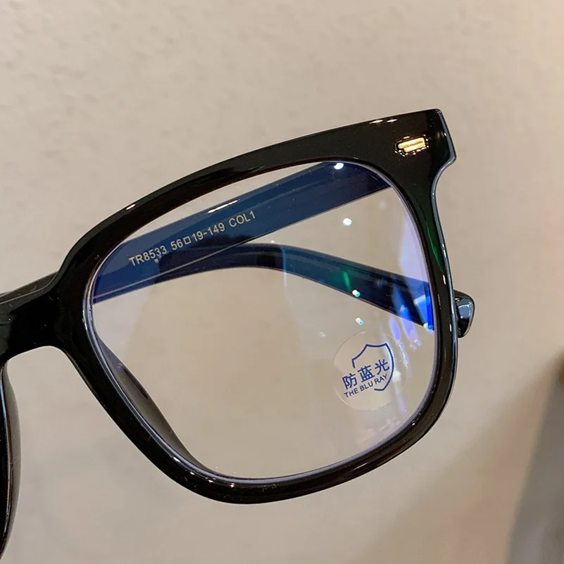 べっ甲メガネを女性に選ぶには？韓系カジュアルデザインが通勤から夜のカフェまで活躍する理由