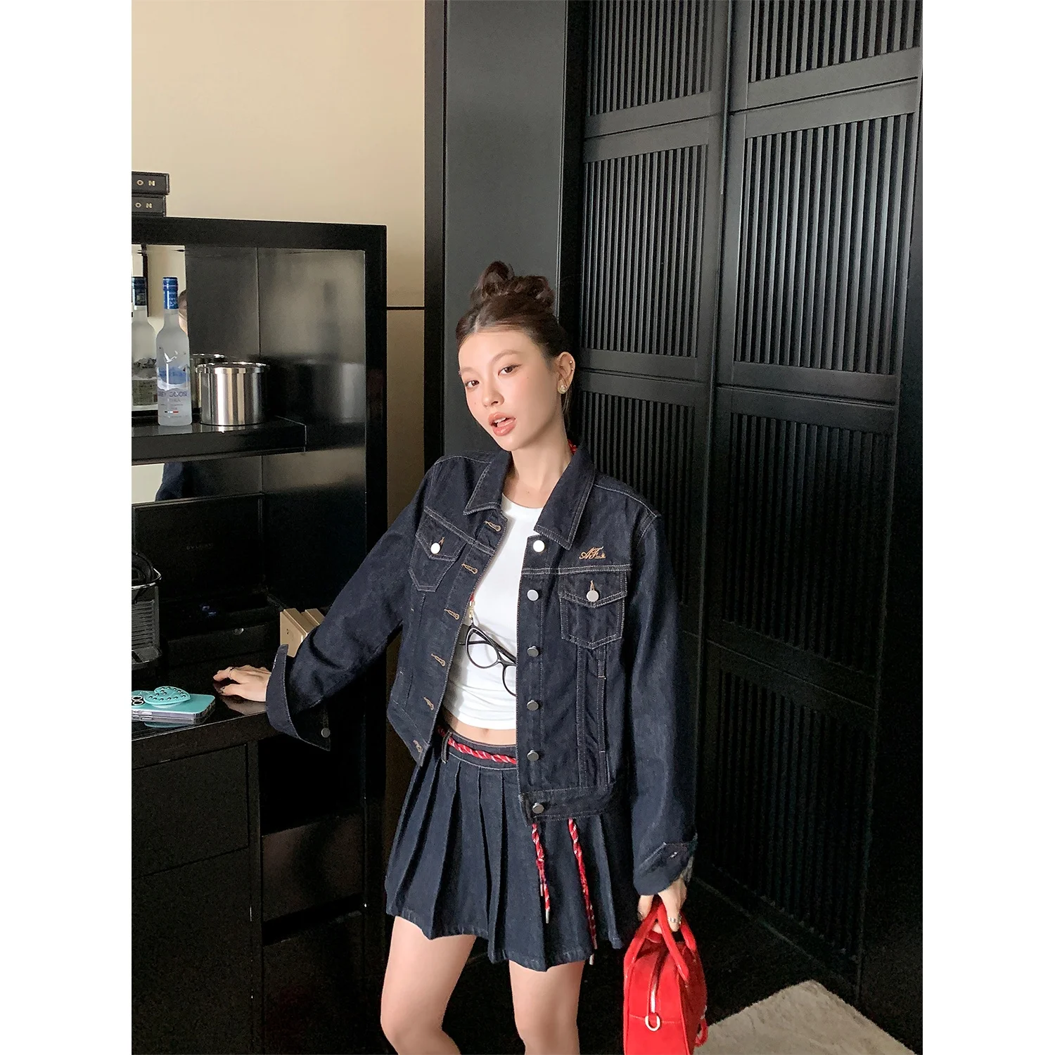 40代の女性にぴったりなカジュアルデニムコーデは、シンプルなジャケットとスカートの組み合わせから始める？