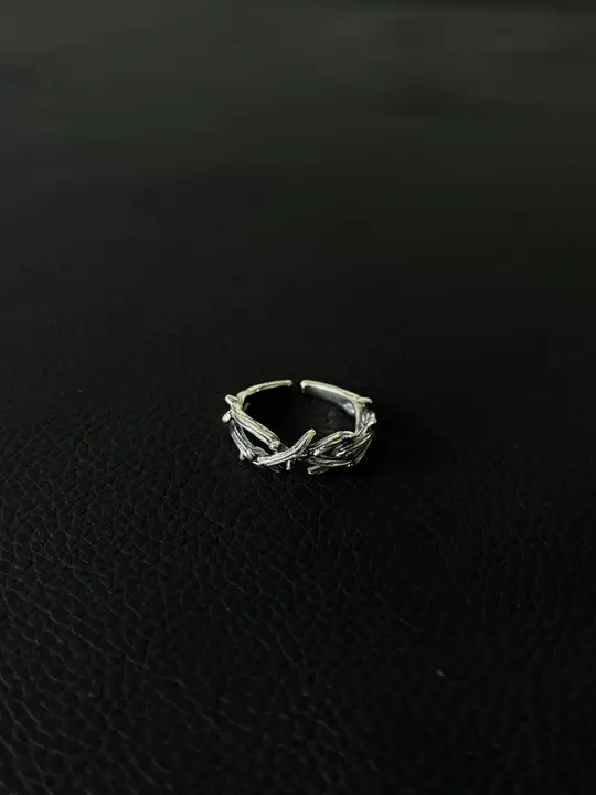 ヴィンテージ風ブランチデザインのクラウンリング【小さなトゲ付き・ユニークアクセサリー】