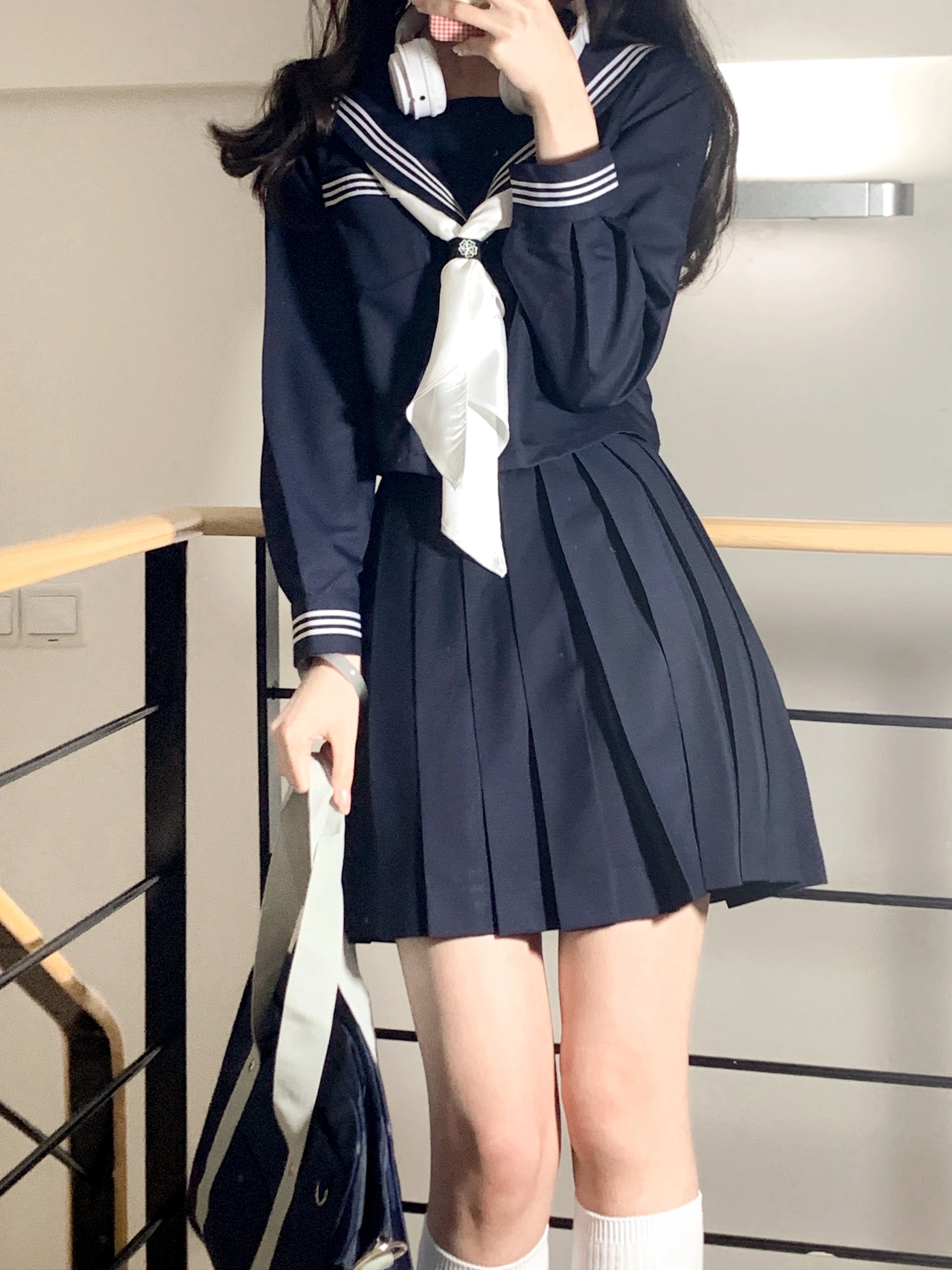 深い藍色のセーラー制服：かわいい高校生向けの日系スタイルセットアップ