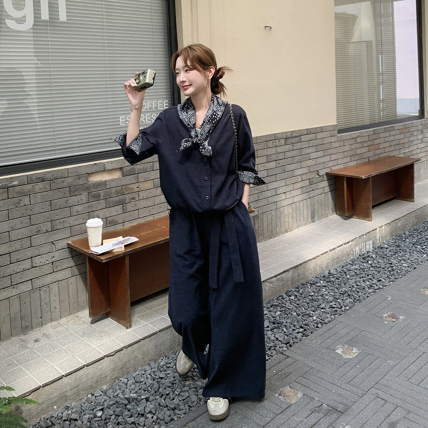 ワイドパンツの種類で迷うなら、この1つのスタイルが50代の女性にぴったりなのではないか？