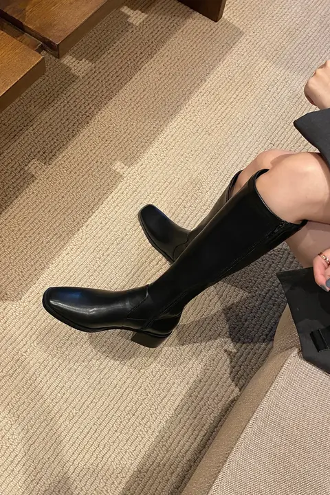 美脚を演出！ショートヒールのライダーブーツ【小方頭・膝下丈・弾力素材】