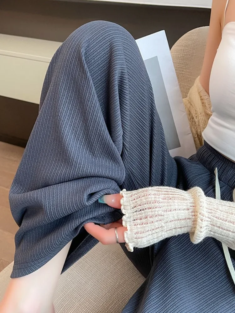 黒スウェットパンツとグレーのパンツ、夏にどう選ぶ？通勤からレジャーまで使えるコーデの本質とは